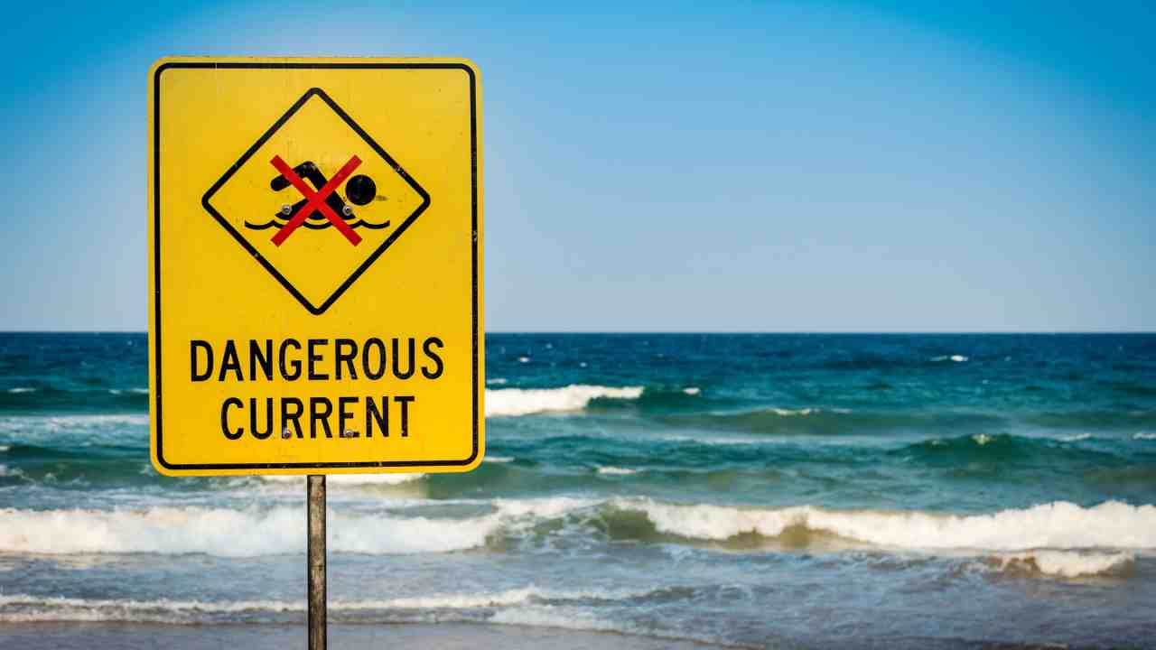 warning dangerous current sign at beach